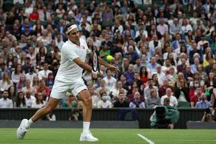 Roger Federer, el césped de Wimbledon, la platea repleta y el estilo de un golpe exquisito; todo parece ser como siempre, aunque el suizo ya no se siente tan cómodo en su propia casa