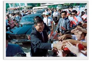 Alberto Fujimori en su visita a Kawachi en los años 90