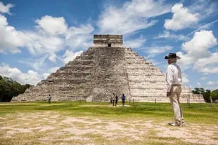 El templo de Kukulkán o la pirámide de Chichen Itzá, una excursión imprescindible que asoma a una de las huellas del imperio maya. 