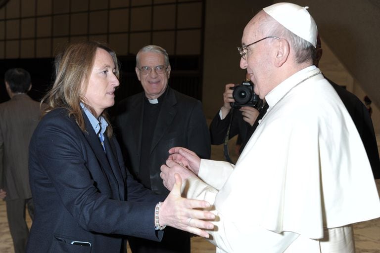 La periodista Elisabetta Piqué saluda al papa Francisco