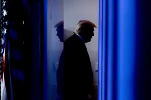 Furioso y aislado. Cómo contienen a Trump en sus últimos días en la Casa Blanca