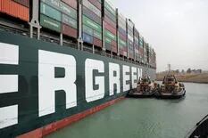 El operativo de rescate del barco varado en Suez suma frustraciones y pérdidas