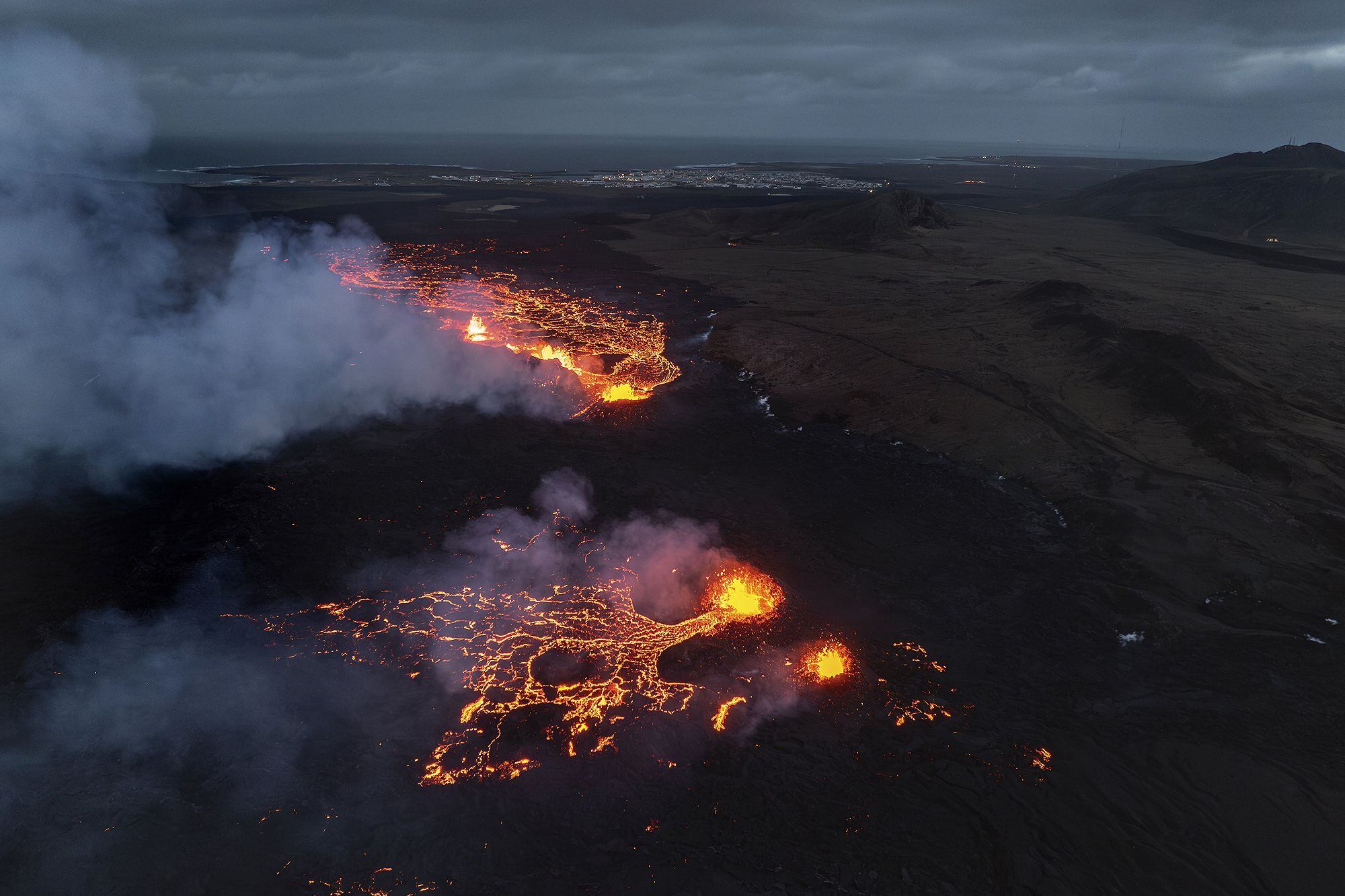 Erupción volcánica.  Un volcán en Islandia entra en su cuarta erupción desde diciembre