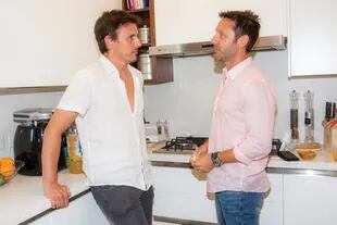 Roberto y Benjamín conversan tranquilamente en la cocina de la casa. 
