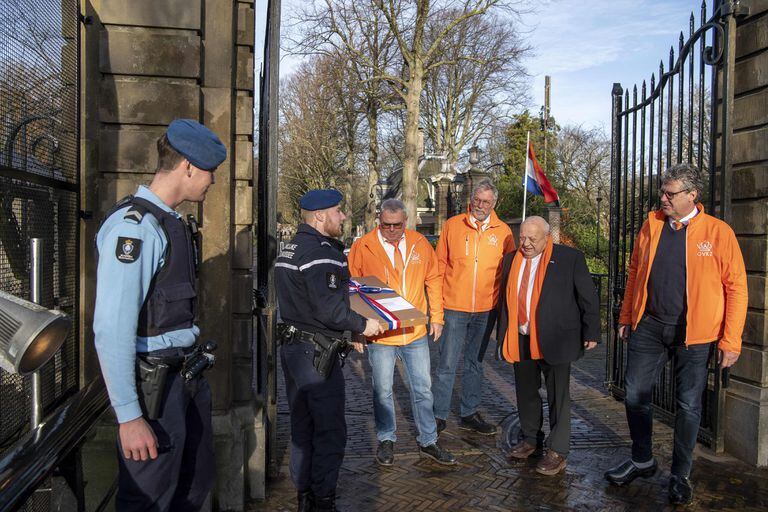 Regalos para la princesa en la puerta del palacioHuis ten Bosch, en La Haya. (Photo by Frank van Beek / ANP / AFP) / Netherlands OUT