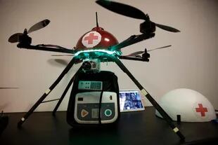 Uno de los drones puede cargar un defibrilador u otro equipamiento médico liviano