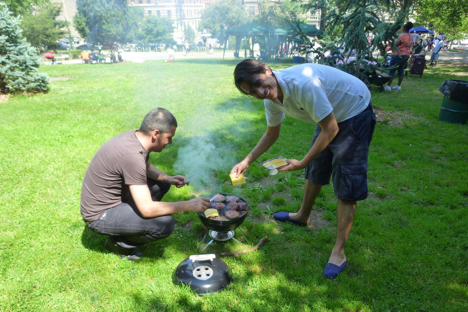 Augusto y un “asado” en el parque Morningside, en el corazón de Harlem (Nueva York).