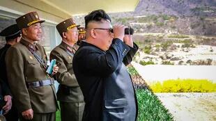El líder norcoreano Kim Jong-Un mirando el Concurso de tiro al blanco de las Fuerzas Especiales de Operación de la KPA; en una ubicación no revelada en Corea del Norte