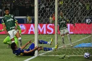 Gran corrida y gol de Cavani a Palmeiras que rompió una larga sequía de Boca como visitante en la Libertadores