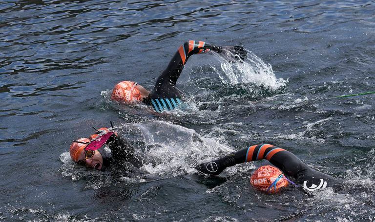 Atletas franceses nadarán 110 kilómetros en el lago Titicaca para alertar sobre su contaminación