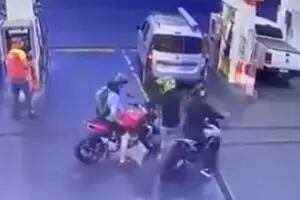 Paró en una estación de servicio para cargar combustible y le robaron la moto