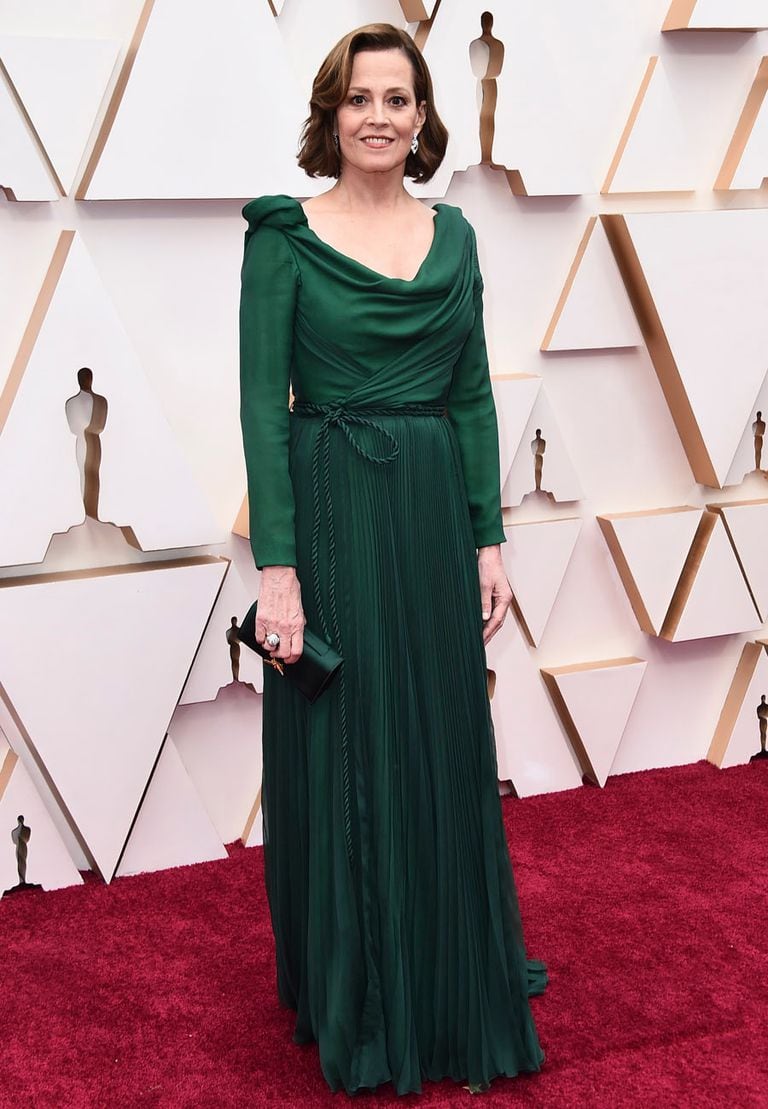Sigourney Weaver, una de las presentadoras de la noche, en un espectacular diseño en verde esmeralda de inspiración griega