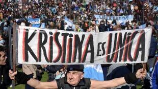 Militantes kirchneristas en un acto que encabezó Cristina Kirchner en el estadio de Arsenal, en 2017