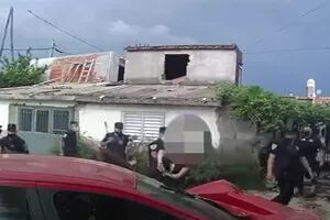 Escapaban de la Policía, chocaron contra una vivienda e hirieron al propietario