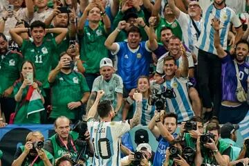 Lionel Messi celebra después de anotar el primer gol argentino contra México