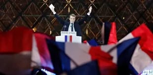 El saludo de Macron a sus seguidores, anoche, en la explanada del Museo del Louvre