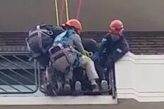 Bomberos voluntarios bajaron en rapel y rescataron a una mujer que amenazaba con saltar desde un balcón
