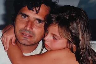 Una foto de su niñez junto a su padre, Nelson Piquet, tres veces campeón de la Fórmula 1 en la década del 80.