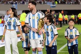 Lionel Messi junto a Antonela Roccuzzo y sus tres hijos, Mateo, Thiago y Ciro, tras el partido en el Monumental