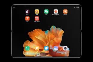 El Xiaomi Mi Mix Fold corre Android 10 y activa un modo opcional para facilitar su uso con mouse y teclado cuando está abierta la pantalla interna flexible de 8 pulgadas