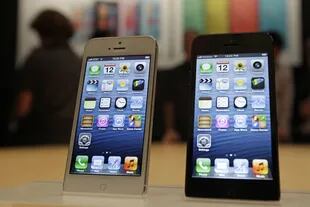 Las dos versiones del iPhone 5, anunciados por Apple el pasado mes