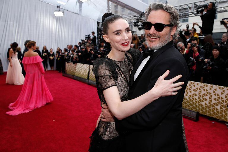 ¡Sorpresa! Poco adeptos a mostrar su amor en público, Joaquin Phoenix y Rooney Mara se abrazaron y hasta sonrieron durante su paso por la red carpet