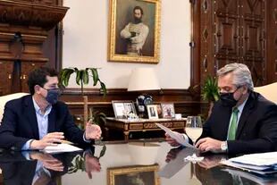 El presidente Alberto Fernández durante el encuentro con el ministro Wado de Pedro