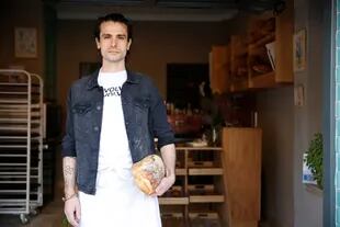 El comandante del proyecto es Francisco Seubert, ex publicista que aprendió a hacer pan en YouTube