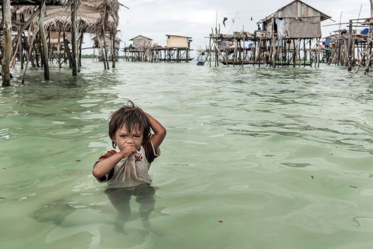 Un niño de la etnia Bajau juega en el mar