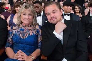 DiCaprio fue a una gala solidaria con su madre, que celebró la subasta de un retrato del actor