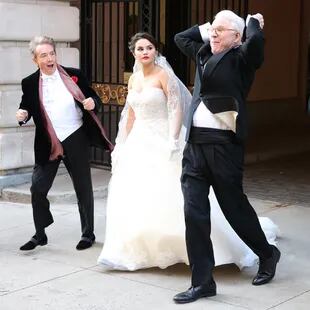 La cantante y actriz de 30 años usó un vestido de novia formal mientras filmaba escenas con sus coprotagonistas Martin Short y Steve Martin