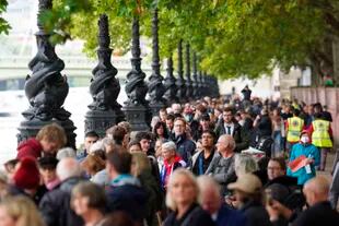 Personas formadas para despedirse de la reina Isabel II en el margen sur del río Támesis en Londres, el miércoles 14 de septiembre de 2022. 