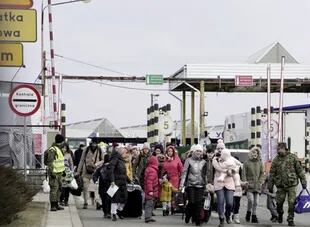 06-03-2022 Refugiados ucranianos en la frontera entre Ucrania y Polonia POLITICA EUROPA UCRANIA GUARDIA FRONTERIZA DE POLONIA