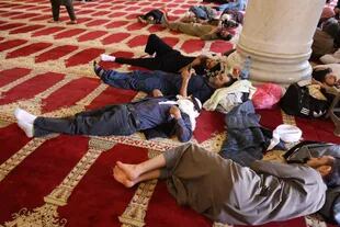 Los fieles palestinos descansan en la mezquita Al-Aqsa de Jerusalén durante los últimos días del mes sagrado musulmán del Ramadán 