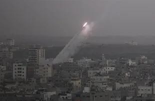 Un misil sale disparado desde Gaza, mientras en el sur de Israel todos corren al oír las sirenas