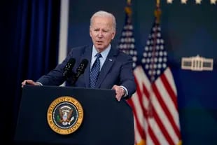 El presidente Joe Biden habla sobre el globo de vigilancia chino durante una conferencia de prensa en Washington, el jueves 16 de febrero de 2023. (AP Foto/Evan Vucci)
