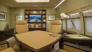 La imponente  sala de reuniones montada en el interior del avión