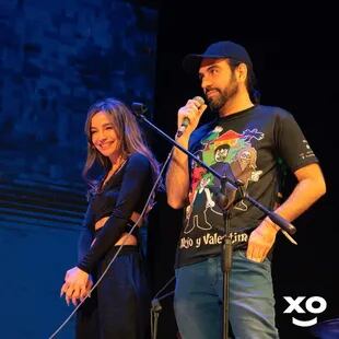 Alejandro Szykula y Brenda Asnicar en el evento por los 20 años de Alejo y Valentina (Foto: Flixxo)