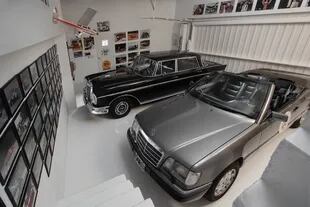 En el garaje original de la casa hay un Mercedes-Benz 220, de 1962, y otro 324, de 1993, que también forman parte de la escudería Dotto
