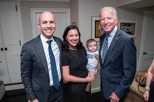 Juan González y su familia, junto a Joe Biden