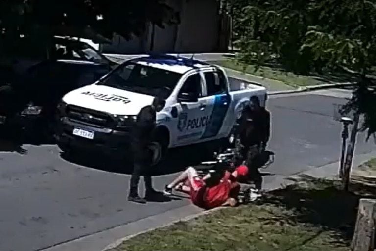 Violencia injustificada. Policías bonaerenses atropellaron a un motociclista al que pretendían identificar