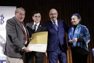 José Ignacio López recibió su diploma y el de Ruiz Guiñazú, en el homenaje de la Academia Nacional de Periodismo