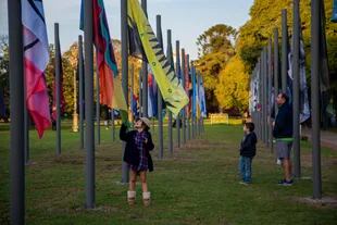Las banderas una de las propuestas con las que desembarcó esta semana Bienalsur en Buenos Aires