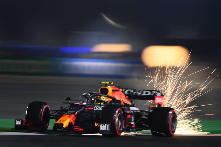 La espectacular imagen del Red Bull conducido por el mexicano Checo Pérez en Doha, Qatar
