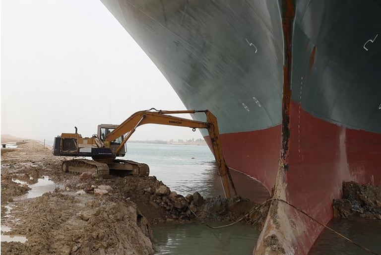 Barco encallado en el Canal de Suez