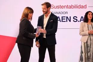  Leandro Completa, CEO de Faen, recibió el premio en la categoría Sustentabilidad de parte de Patricia Bindi, de HSBC.