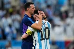 Lionel Scaloni es de Pujato y Lionel Messi de Rosario (AP Foto/Natacha Pisarenko)