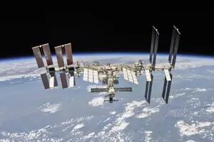Un grupo de astronautas perdió una bolsa de herramientas y se puede ver en el espacio