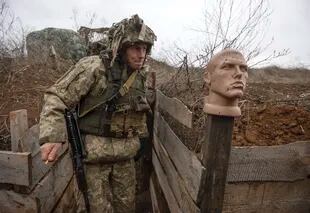 Un soldado ucraniano camina en una trinchera en la línea de separación con los rebeldes prorrusos en la región de Donetsk