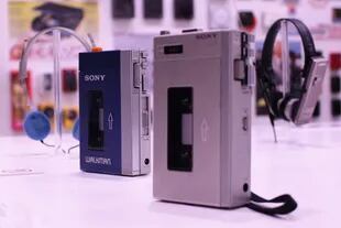 Atrás, el Walkman; adelante, el Pressman, el grabador de periodista que Sony usó como base para el diseño del reproductor portátil